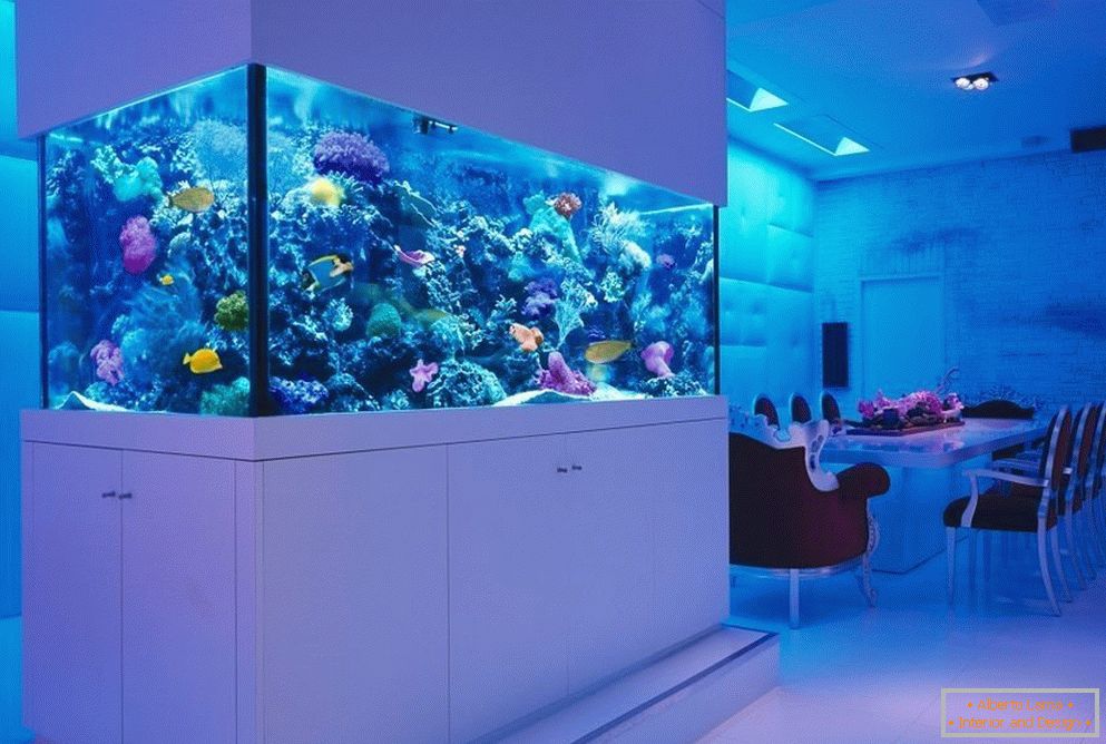Морски аквариум, използващ живи корали 
