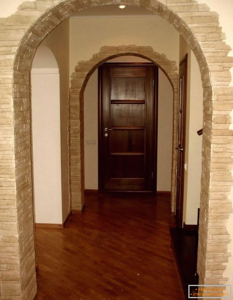 Декоративен камък на арках в интерьере