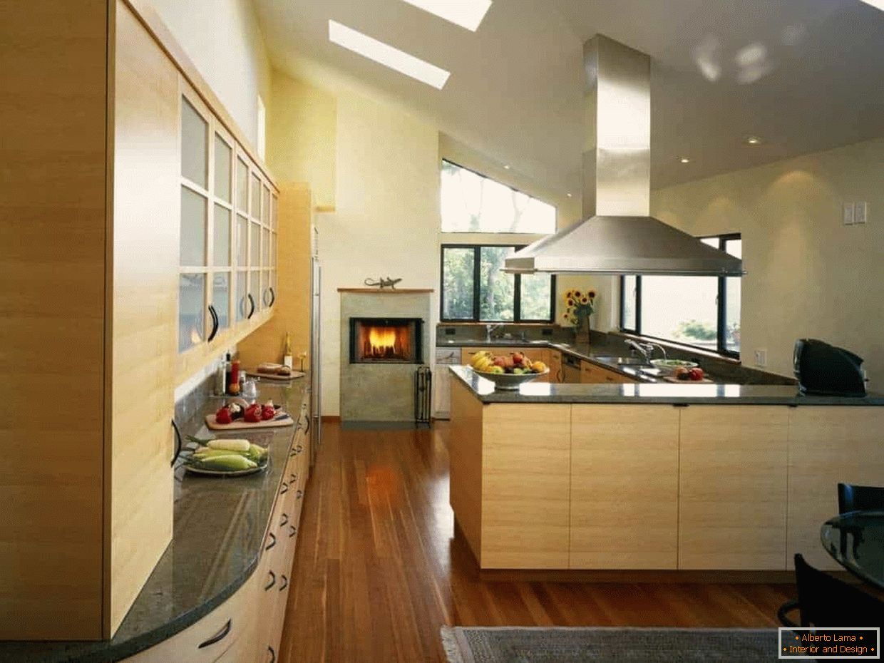 кухня с био-камина и мансардни прозорци