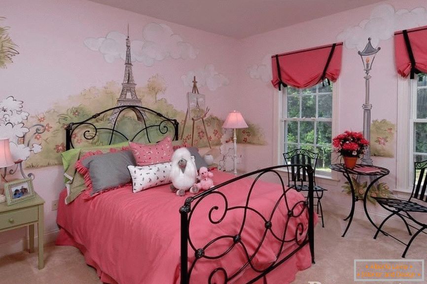 Спалня за момиче с боядисани стени