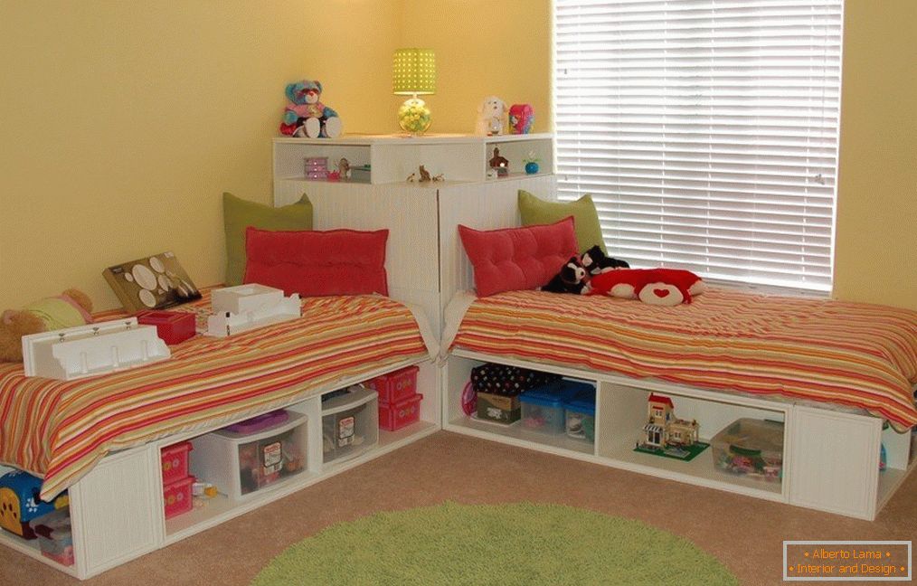 Спящата зона в детската стая за двама момчета