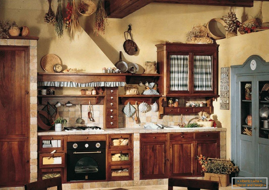 Дървени мебели в кухнята