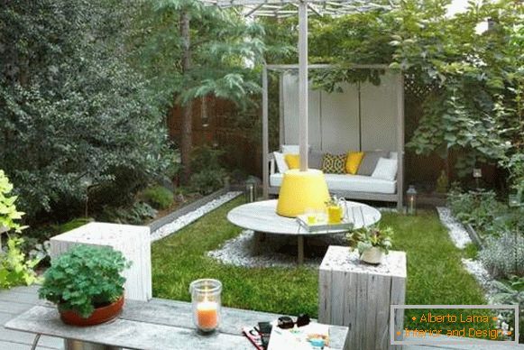 Модерен дизайн на малък двор на частна къща