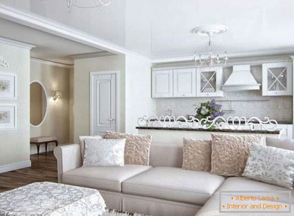 Класически дизайн на хола в частна къща в бял цвят
