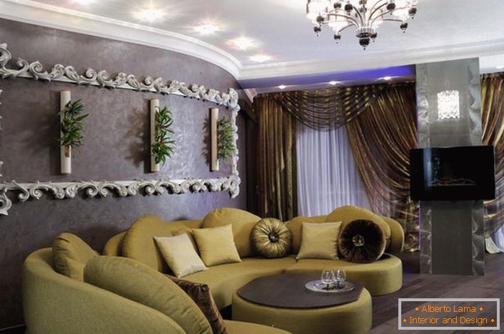 За да декорирате хола в стил арт деко, се избира мека мебел от цвят на горчица. Забележителна е и мазилката на стената, която наподобява орнаментирана, къдрава рамка. 