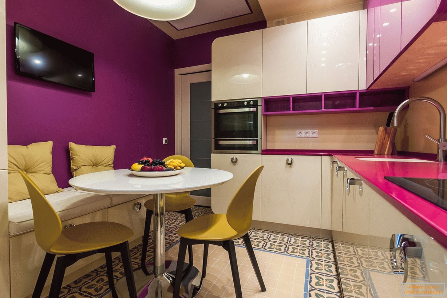 Пурпурни стени в кухнята