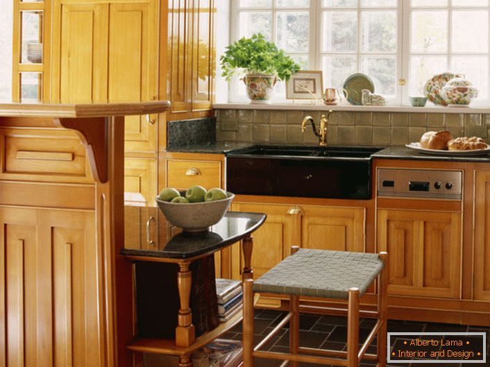 За квадратни кухни е най-добре да изберете дървена кухненска маса в L-образна форма.