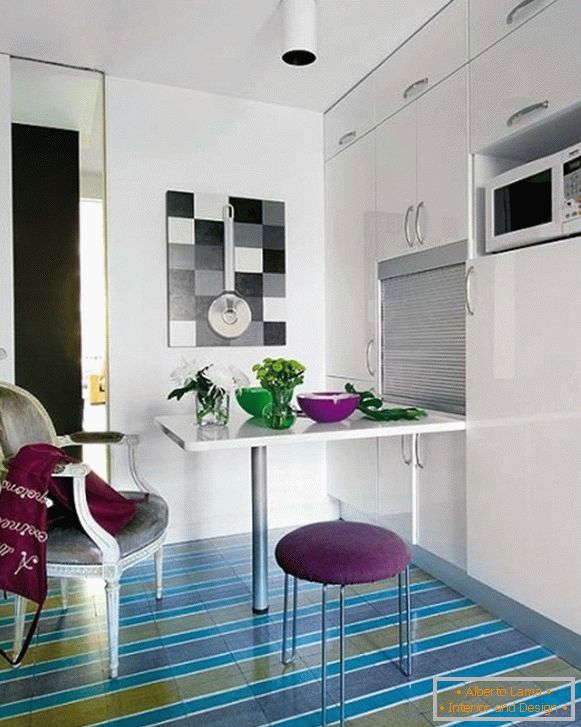 Опростен дизайн на малка кухня в модерен апартамент