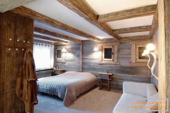 Интериор на спалня в селска къща в стила на хижа