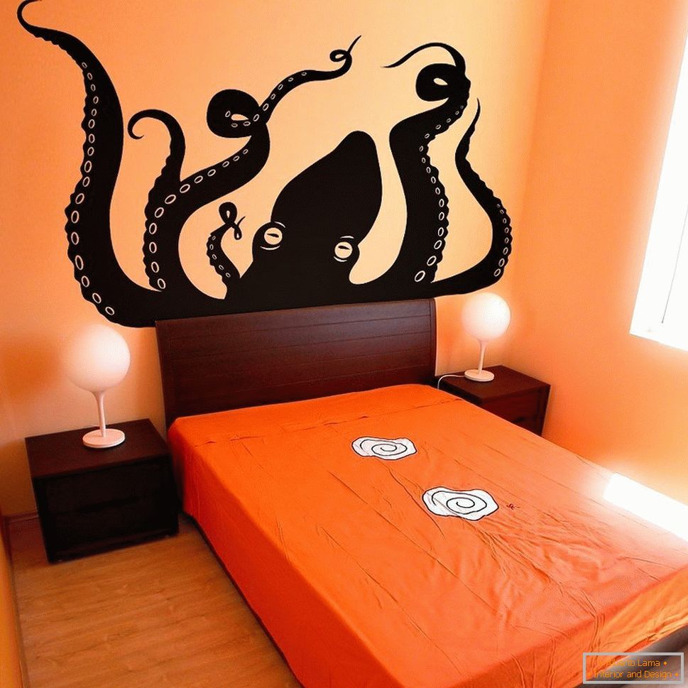 Октопод върху стената на спалнята