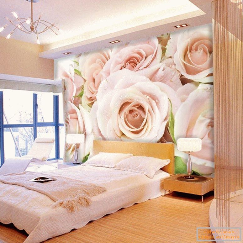 Рози по стената на спалнята