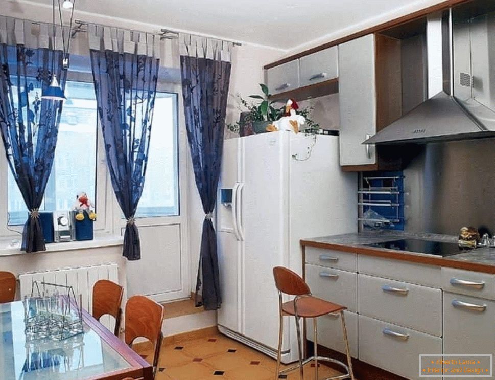 Кухня с хладилник с две врати