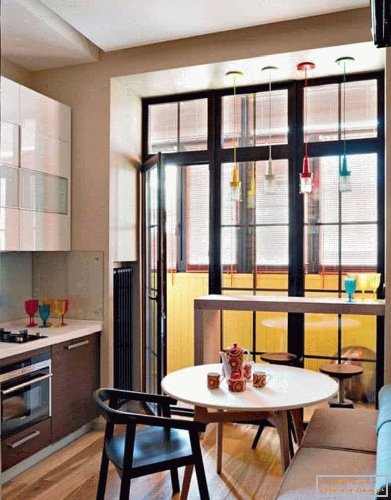 Кухня с френски прозорец