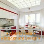 Интериор от бяла кухня с мебели от бордо