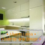 Бели мебели и светло зелени стени в кухнята