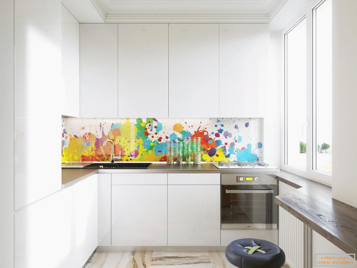 Цветна стъклена престилка в бяла кухня