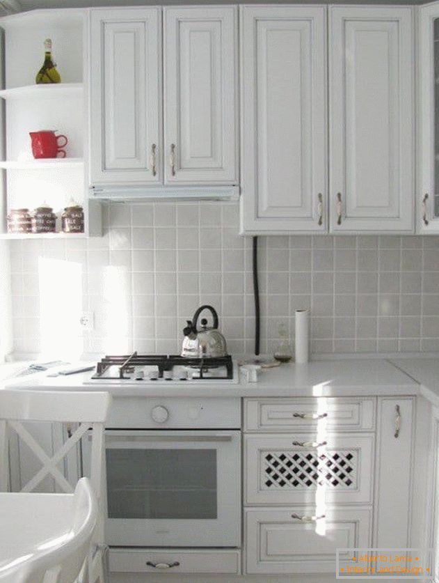 Бяла кухня за апартаментите Хрушчов