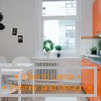 Бяла кухня с оранжеви мебели