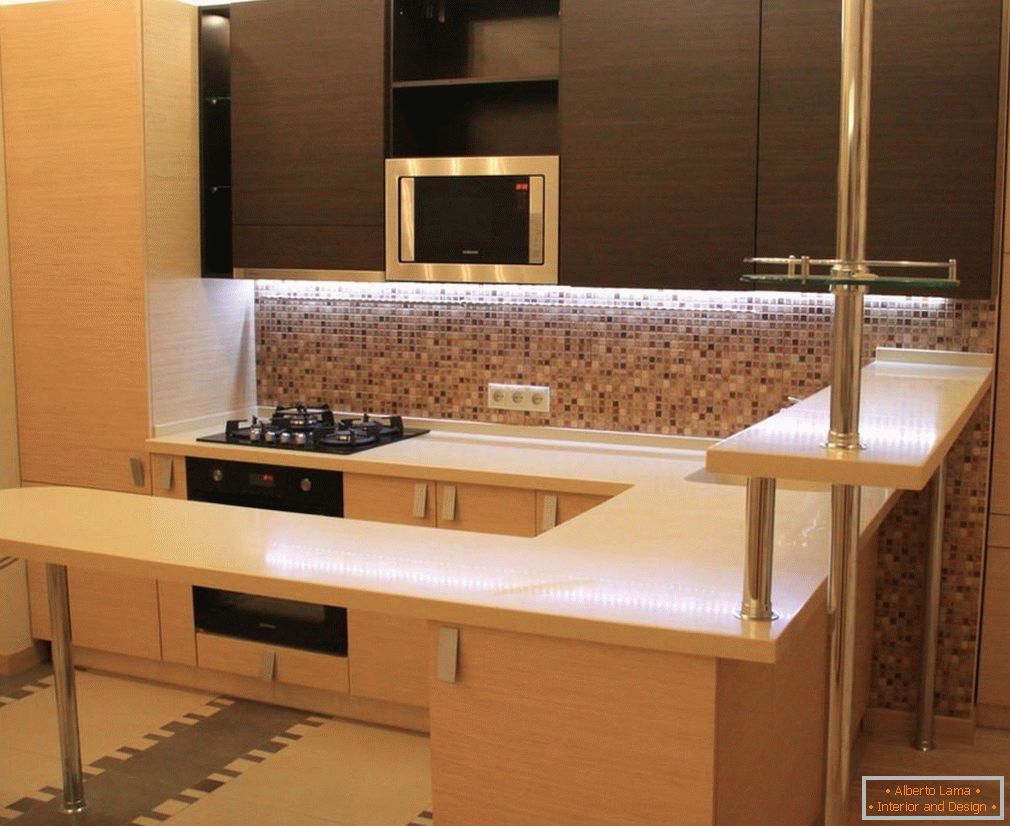 Кафяво-бежови мебели в кухнята