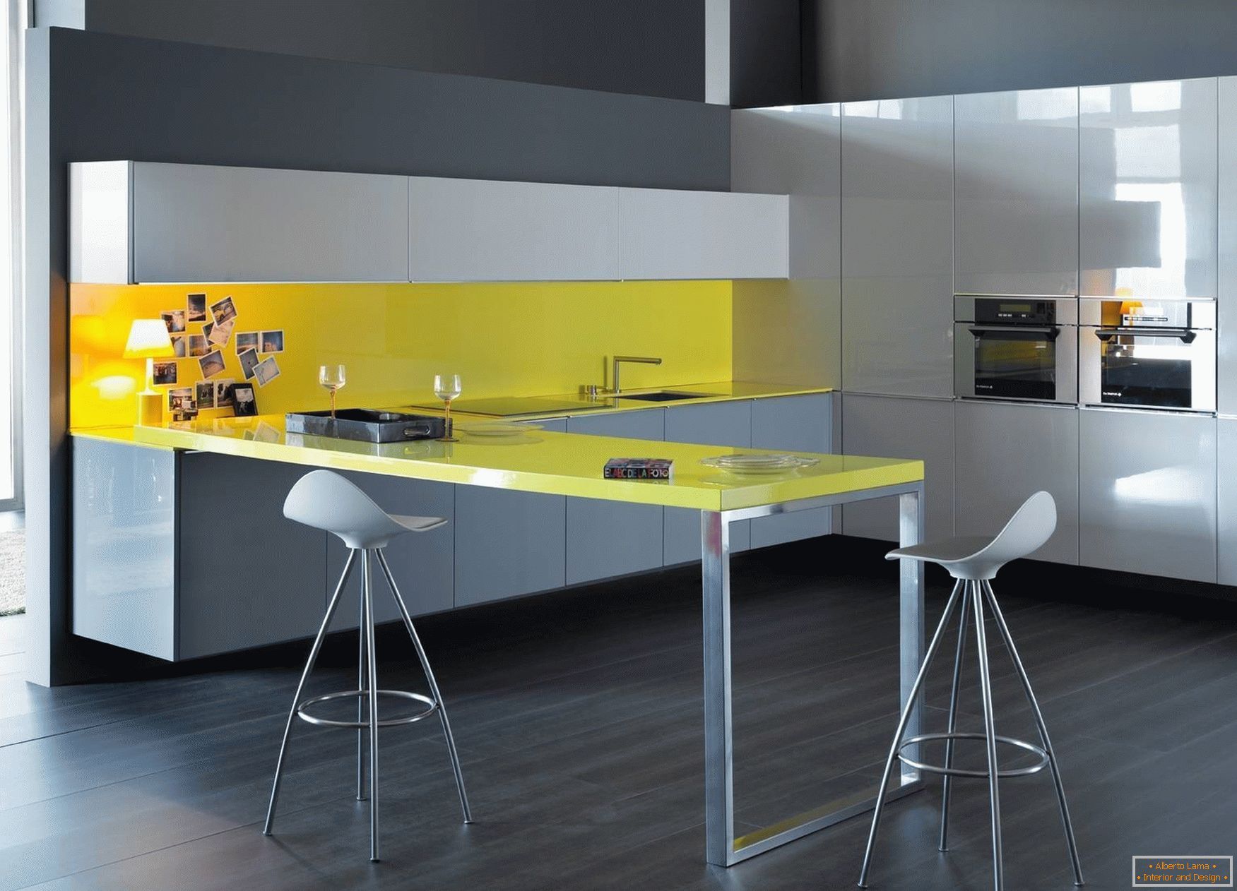 Жълто-сив дизайн на кухнята