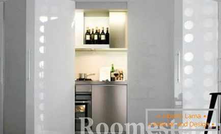 Кухнята може да бъде скрита в килера, удобна е, когато се комбинират две зони: кухнята и залата