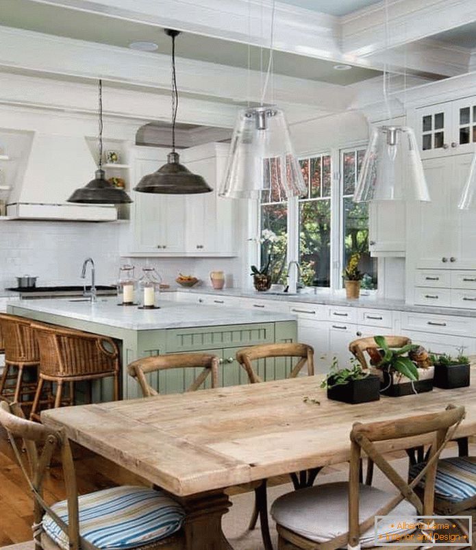 Бяла кухня с дървени мебели