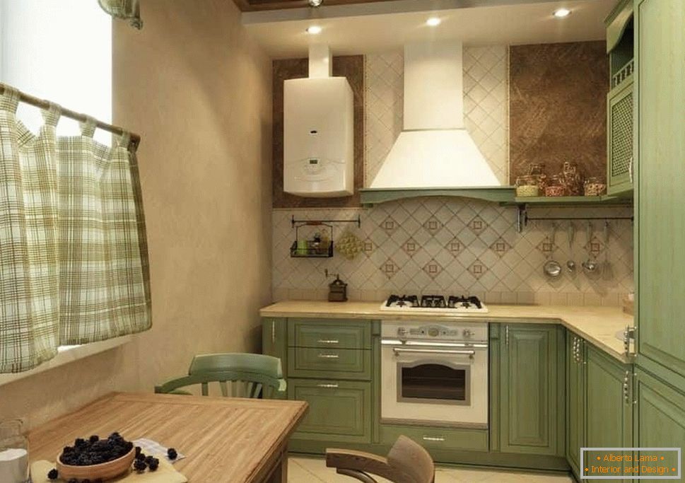 Ъглова кухня в селски стил с престилка от керемиди и боядисани стени