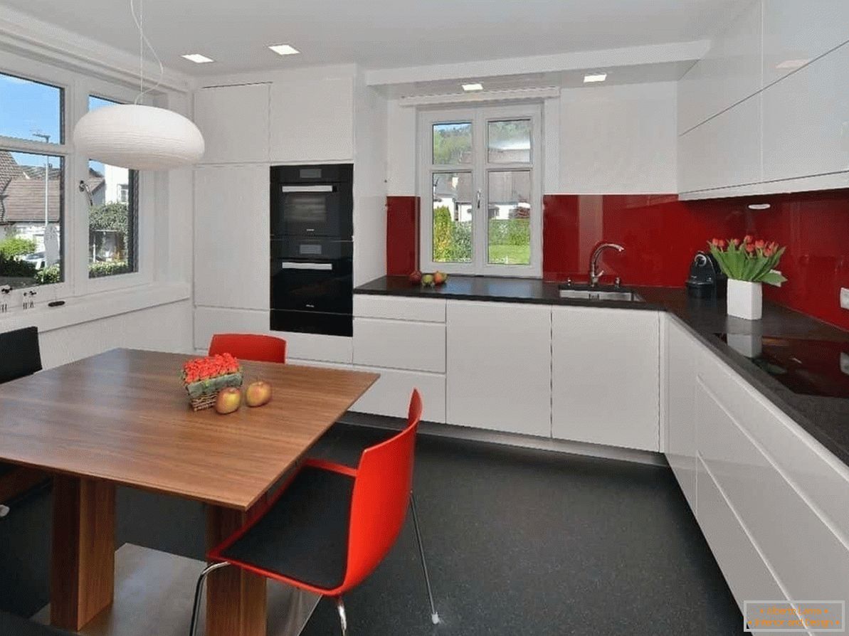 Бял матиран таван ще разшири пространството на малките кухни в хай-тек стил