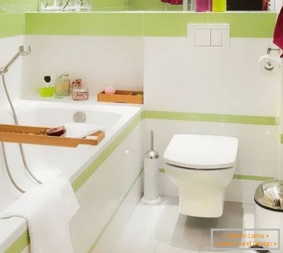Малка комбинирана баня с бели зелени плочки