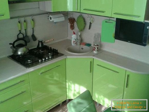 Интериор на зелена кухня в дизайна на малък апартамент от 30 кв. М