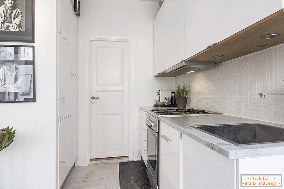 Малка кухня в бял цвят