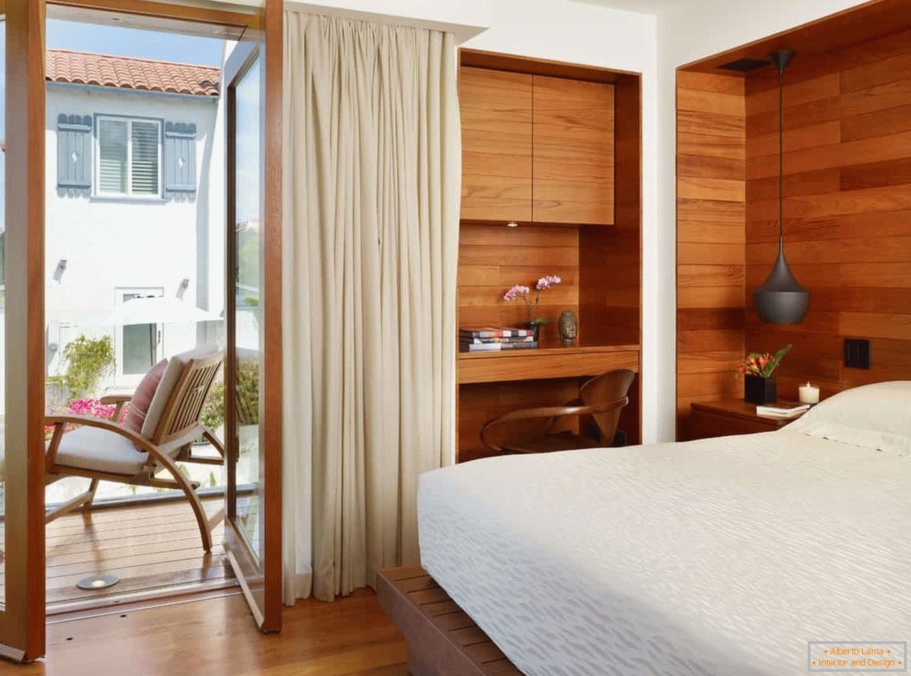 Малка спалня с дървена стена