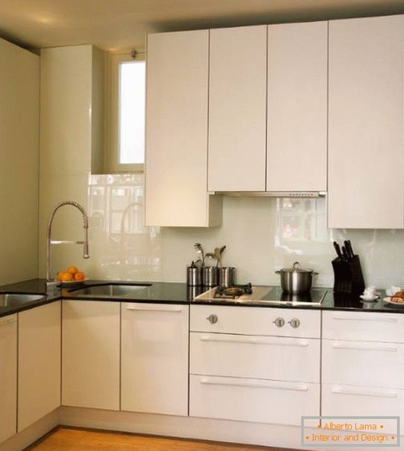 Модерен дизайн на малка кухня в бял цвят