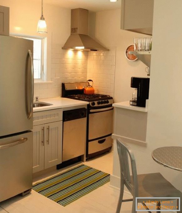 Модерен дизайн на малка кухня с хладилник на снимката