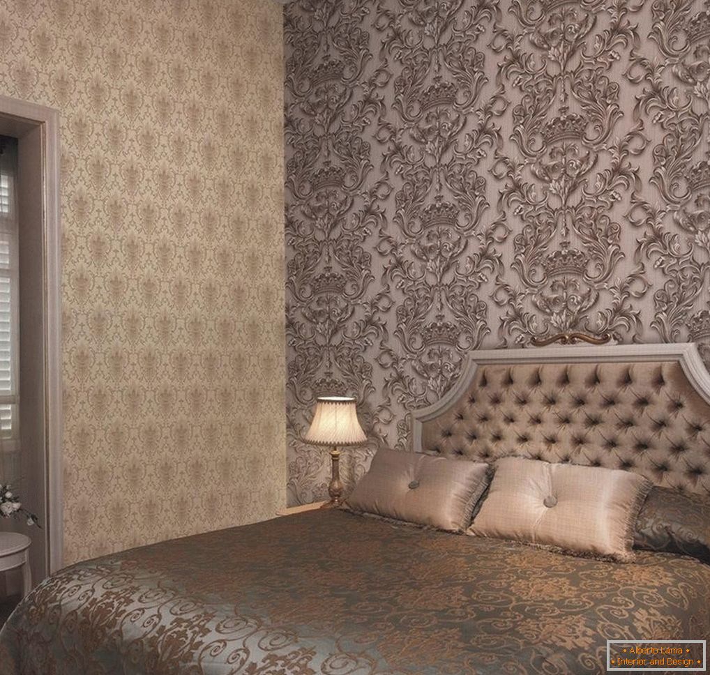 Комбинацията от различни модели на стената в спалнята