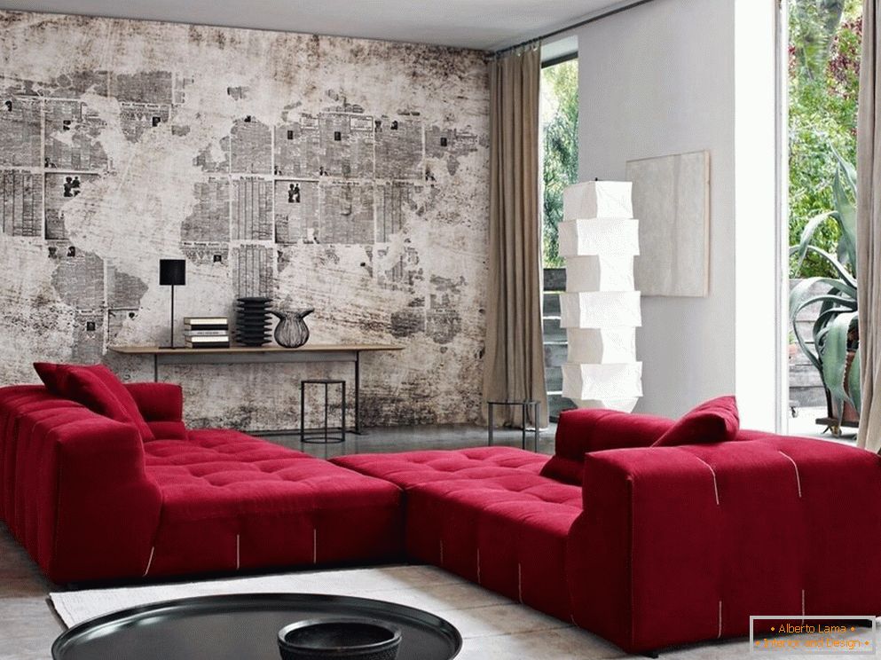 Червен диван в хола