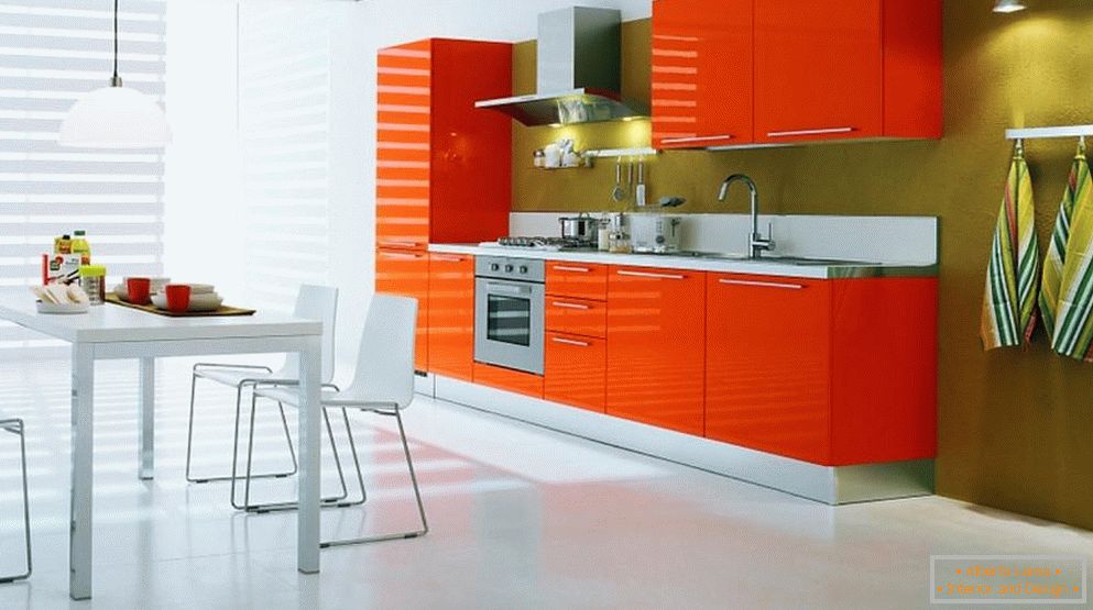 Бял под и оранжеви мебели в кухнята