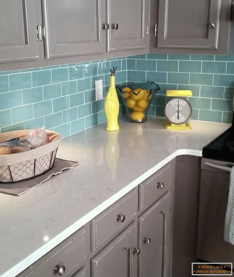 Тухличка престилка и сиви мебели в кухнята