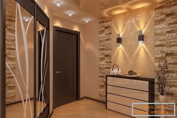 Стилен дизайн на малък коридор в частна къща в стила на лукса
