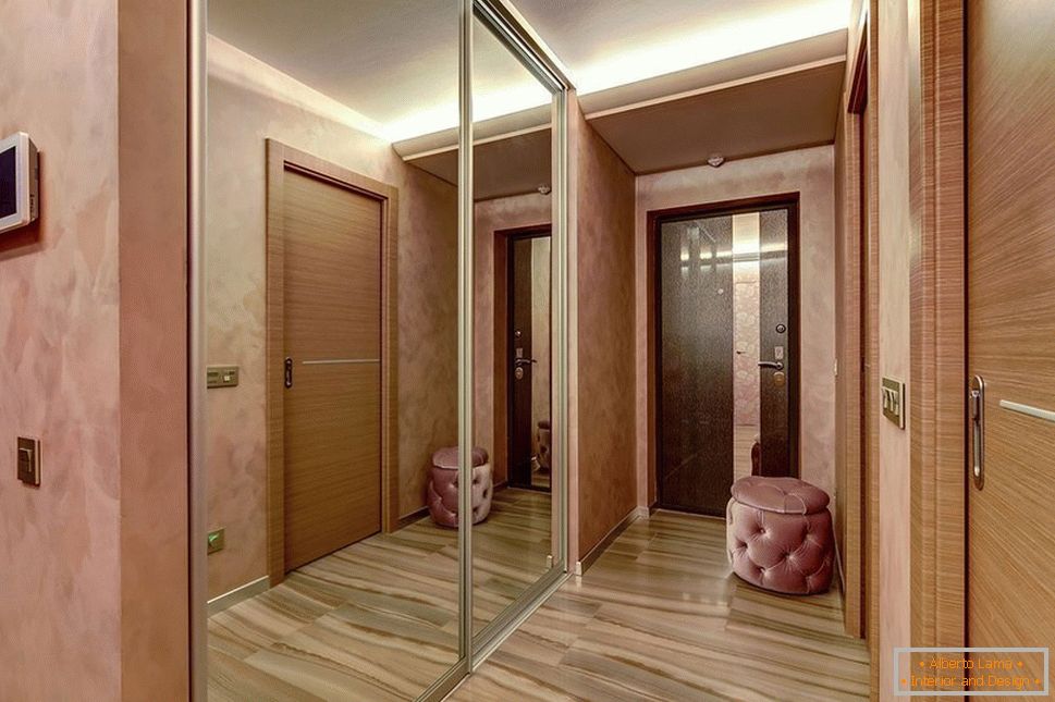 Огледален шкаф в коридора