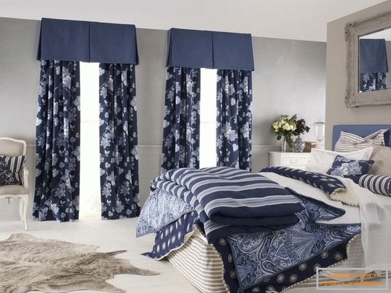 Комбинацията от цвят на завеси и текстил в спалнята