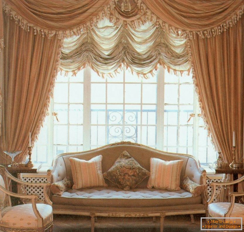 Интериор с елегантни завеси и диван