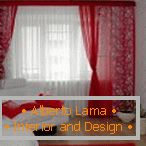 Червени завеси, възглавници и килими в комбинация с бели стени и мебели