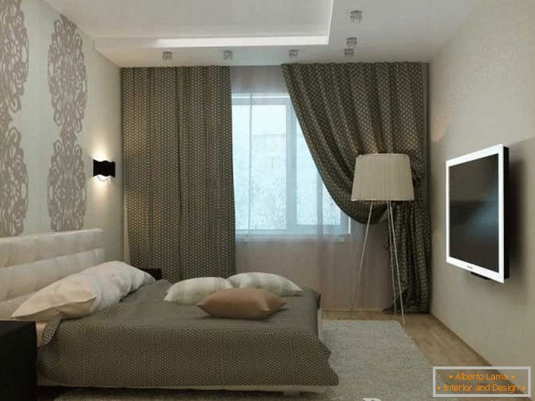Етажна лампа и телевизор в спалнята