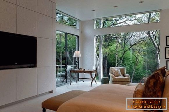 Екологичен спалня с големи прозорци