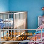 Декорът на спалнята с детско креватче в сини тонове