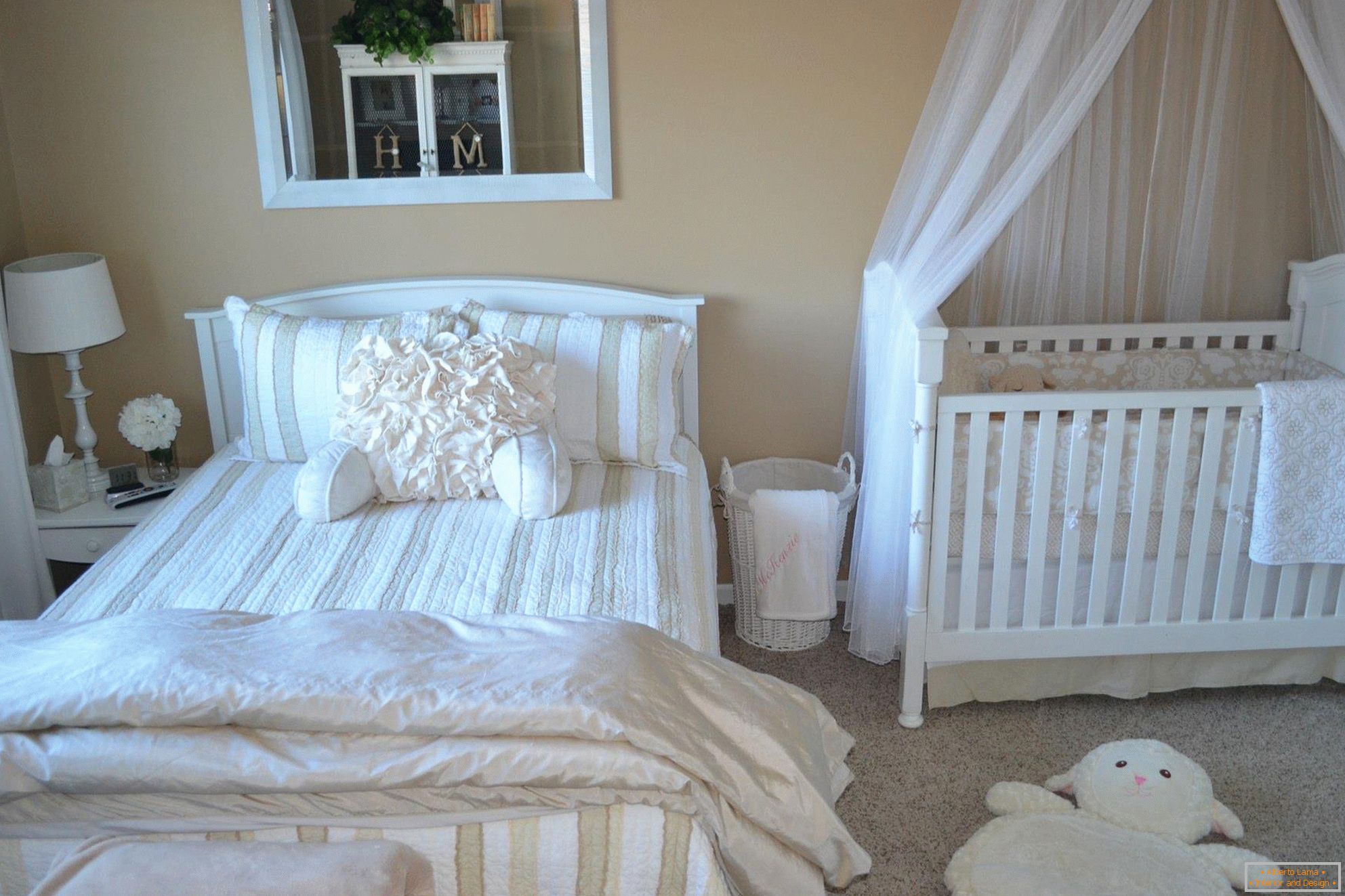 Пясъчни стени и бели мебели в спалнята