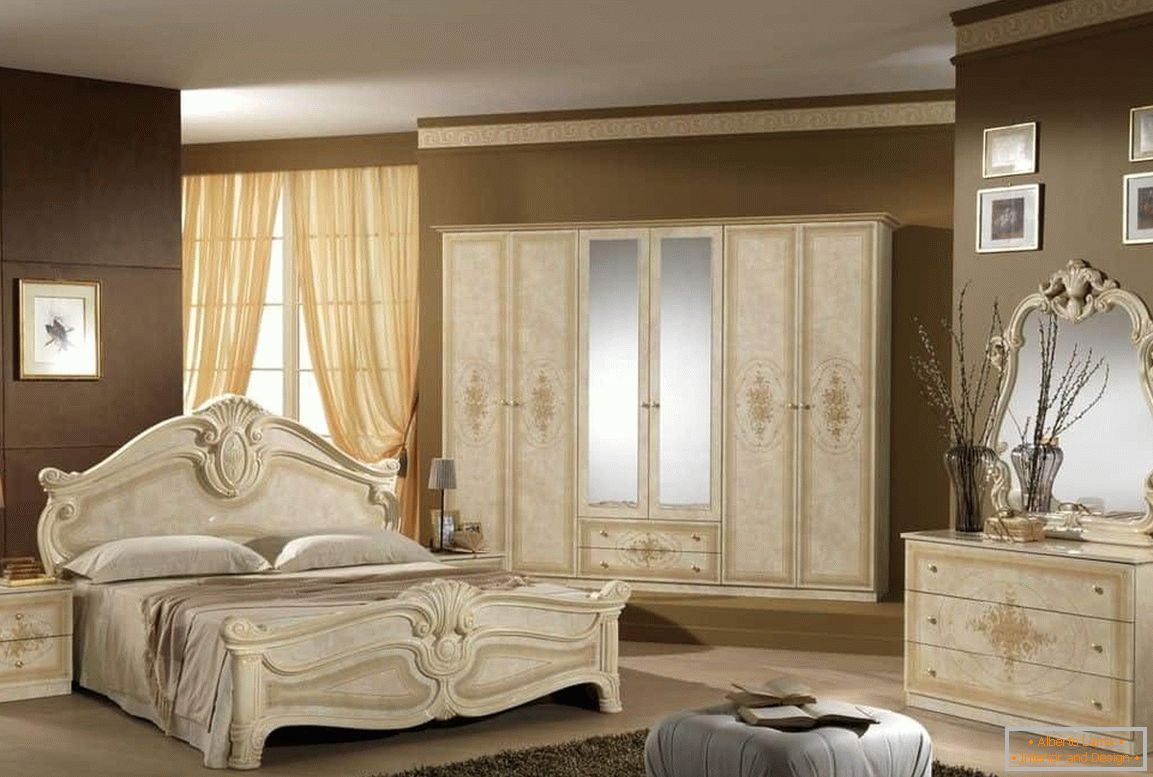 Класическа спалня - бежово обзавеждане и кафяви стени