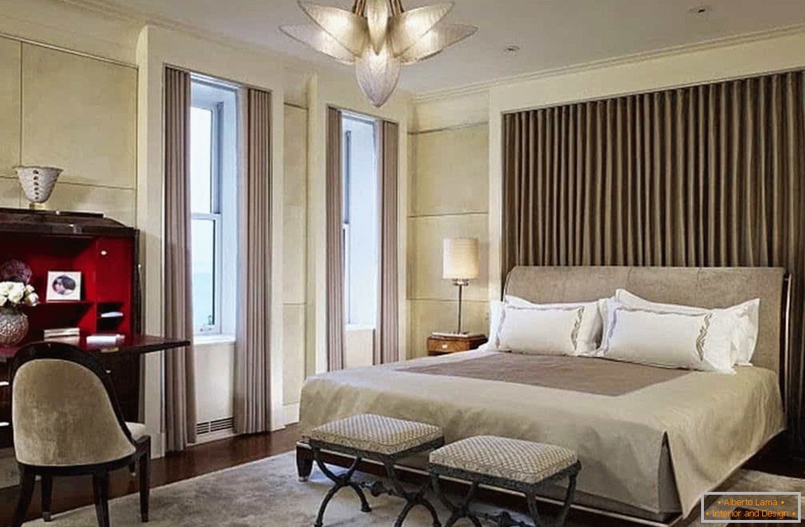 В дизайна на една спалня в класически стил, реколта мебелни елементи