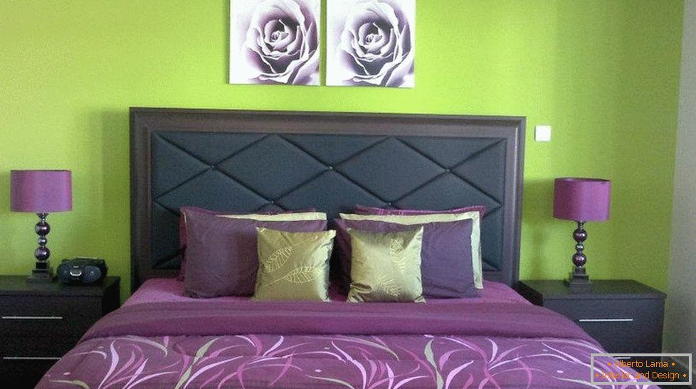 Светло зелени стени и лилави тъкани в спалнята